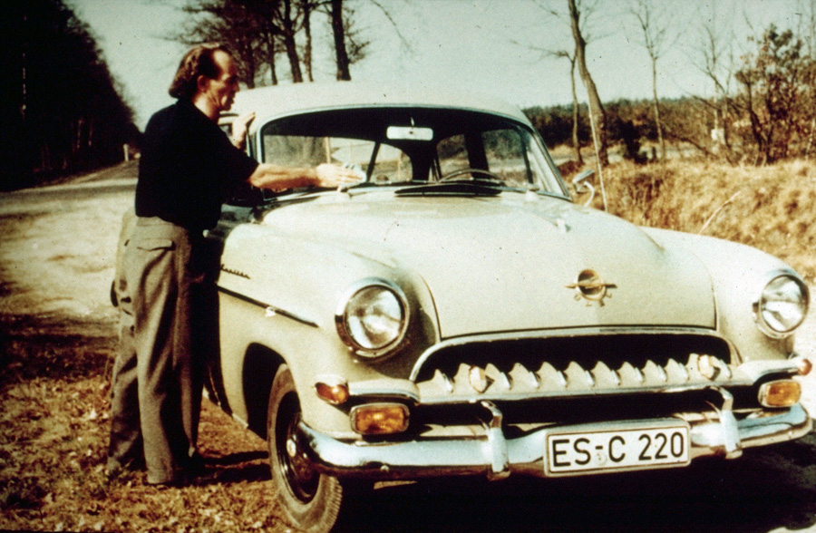 Bruno Gröning mit seinem Auto vom Typ Opel Kapitän