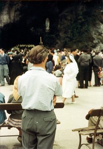 Bruno Gröning vor der Grotte von Massabielle bei Lourdes