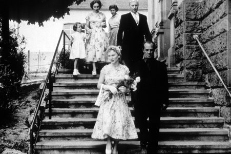 Bruno Gröning verlässt mit seiner Ehefrau Josette das Standesamt in Plochingen.