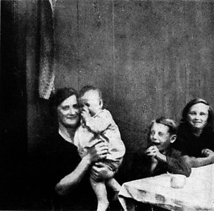 Gertrud Gröning, die erste Frau Bruno Grönings, mit dem erstgeborenen Sohn Harald (1931-1940) auf dem Arm