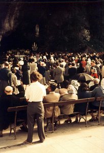 Bruno Gröning vor der Grotte von Massabielle bei Lourdes