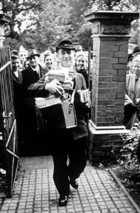 Täglich erreichen Bruno Gröning in Herford zahlreiche Bittbriefe aus aller Welt.