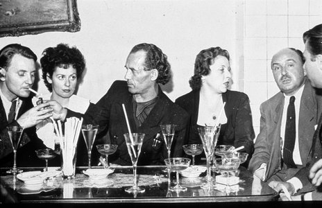 von links: Filmregisseur Rolf Engler mit Frau Erika, Bruno Gröning und Leo Harwart, der Eigentümer des Traberhofs, mit seiner Ehefrau