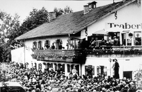 Der Traberhof bei Rosenheim war ein ehemaliges Pferdegestüt, das zu einer Gaststätte mit Spielbetrieb umfunktioniert wurde.