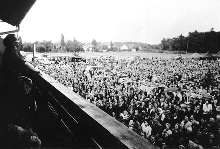 Bruno Gröning spricht vom Balkon des Traberhofs aus zu bis zu 30.000 Zuhörern.