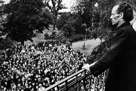 Bruno Gröning hält vom Balkon des Hauses Wilhelmsplatz 7 aus eine Ansprache.