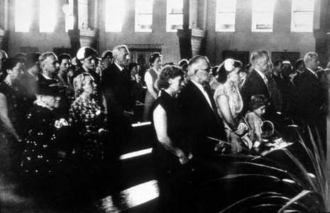 Anwesende bei der kirchlichen Trauung in der katholischen Kirche St. Konrad in Plochingen