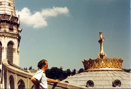 Bruno Gröning vor der vergoldeten Krone der Lourdes-Basilika
