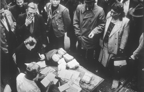 Bruno Grönings Mitarbeiter Egon Arthur Schmidt (vorne) und Erich Kuhlmann lesen Bittbriefe von Hilfesuchenden.