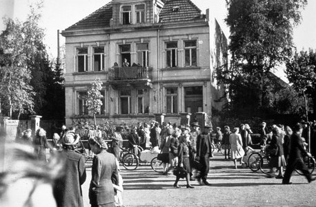Heilungssuchende vor dem Wohnhaus der Familie Hülsmann, Wilhelmsplatz 7, Bruno Grönings Aufenthaltsort in Herford.