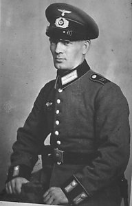 Bruno Gröning als Soldat im Zweiten Weltkrieg in der Uniform der deutschen Wehrmacht