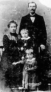 Bruno Gröning als Kleinkind auf dem Schoß seiner Mutter