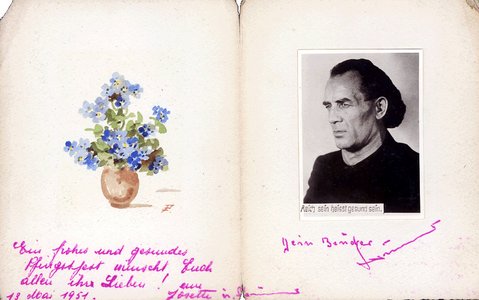 13.5.1951: Grußkarte von Bruno Gröning an seinen Bruder Georg. – Linke Seite: „Ein frohes und gesundes Pfingstfest wünscht euch allen Ihr Lieben eure Josette und Bruno“. – Rechte Seite: „Dein Bruder Bruno“. – Sinnspruch unter Porträtfoto: „Reich sein heißt, gesund sein.“ 