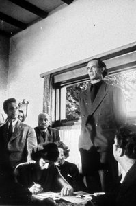 links im Bild: Dr. Kurt Trampler, Verfasser des Buchs „Die große Umkehr“.