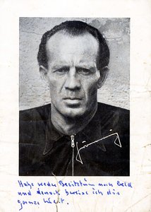  Undatiert: Signiertes Porträtfoto mit Sinnspruch „Habe weder Besitztum noch Geld und dennoch bereise ich die ganze Welt.“