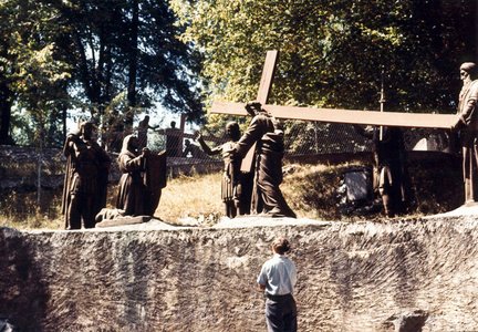 Bruno Gröning betrachtet die sechste Station des Kreuzwegs in Lourdes.