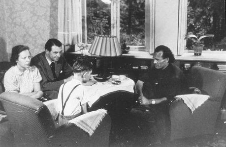 von links: Anneliese und Helmut Hülsmann mit Sohn Dieter, Bruno Gröning. Durch die Heilung des achtjährigen Dieter Hülsmann von progressiver Muskeldystrophie wurde Bruno Gröning im Frühjahr 1949 schlagartig bekannt.