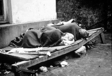 Hilfesuchende, die auf das Eintreffen Bruno Grönings warten, verbringen die Nacht vor dem Haus.