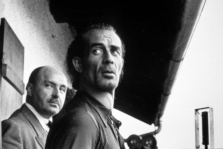 Links von Bruno Gröning: Leo Harwart, der Eigentümer des Traberhofs