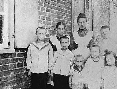 Margarethe Gröning mit ihren sieben Kindern. Bruno Gröning ist der Dritte von links.