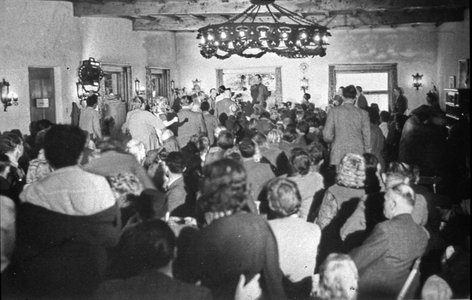 Vortrag Bruno Grönings im Spielsaal des Traberhofs.