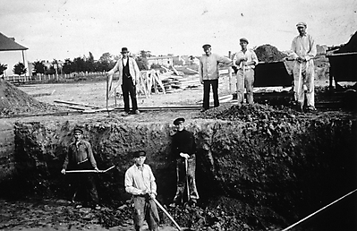 Bruno Gröning (vorne im Bild) als Arbeiter in Danzig