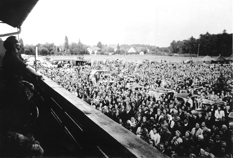 Bruno Gröning spricht vom Balkon des Traberhofs aus zu bis zu 30.000 Zuhörern.